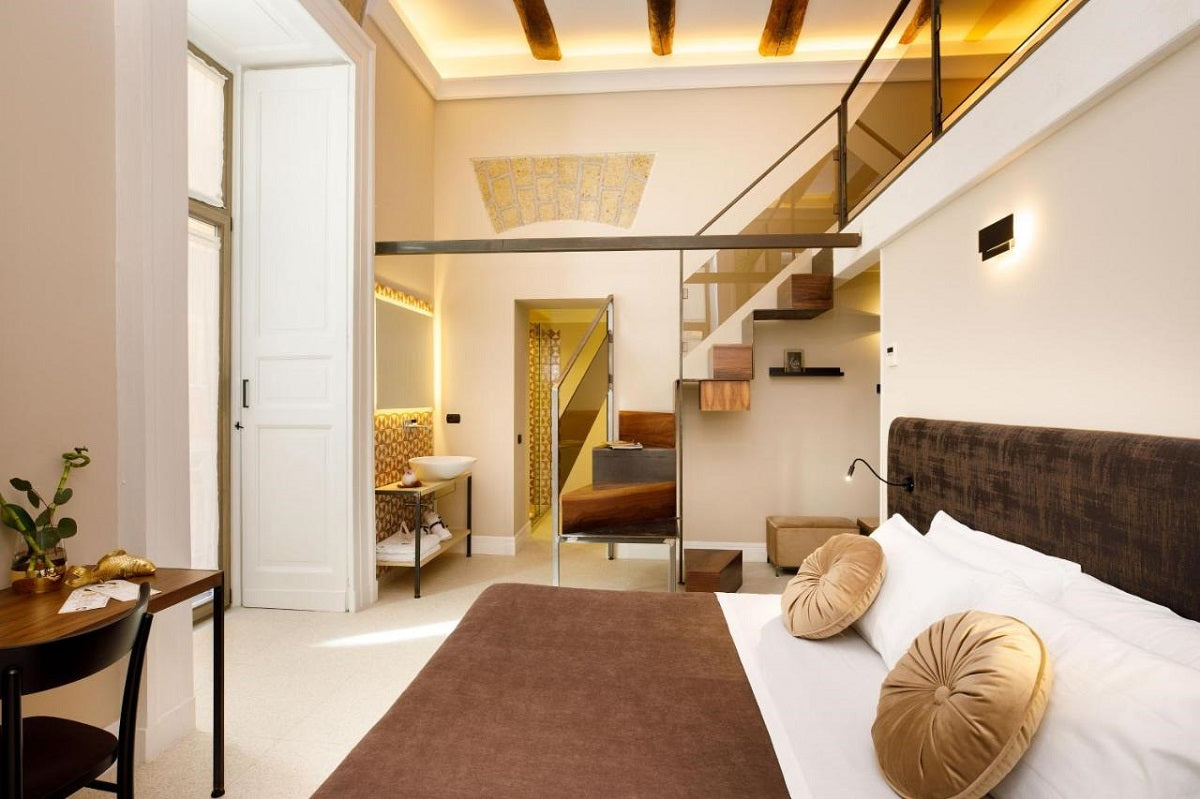 Habitación de hotel moderna en el centro de la ciudad con servicios para huéspedes