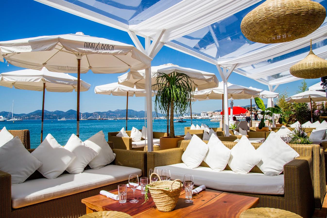 Establecimiento balneario con zona lounge y duchas para clientes